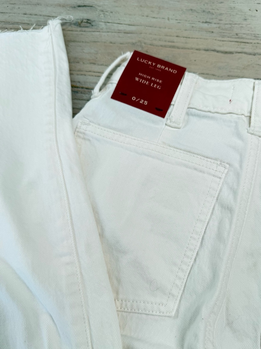 Lucky Brand Legend white High Rise Crop Jeans
New With Tags size 25 - Picture 13 of 13